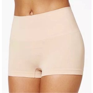 SPANX shapewear everyday shaping boyshorts panties size small.